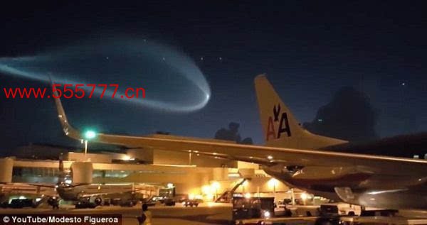 资料图：美国迈阿密机场上空观测到的超大UFO。